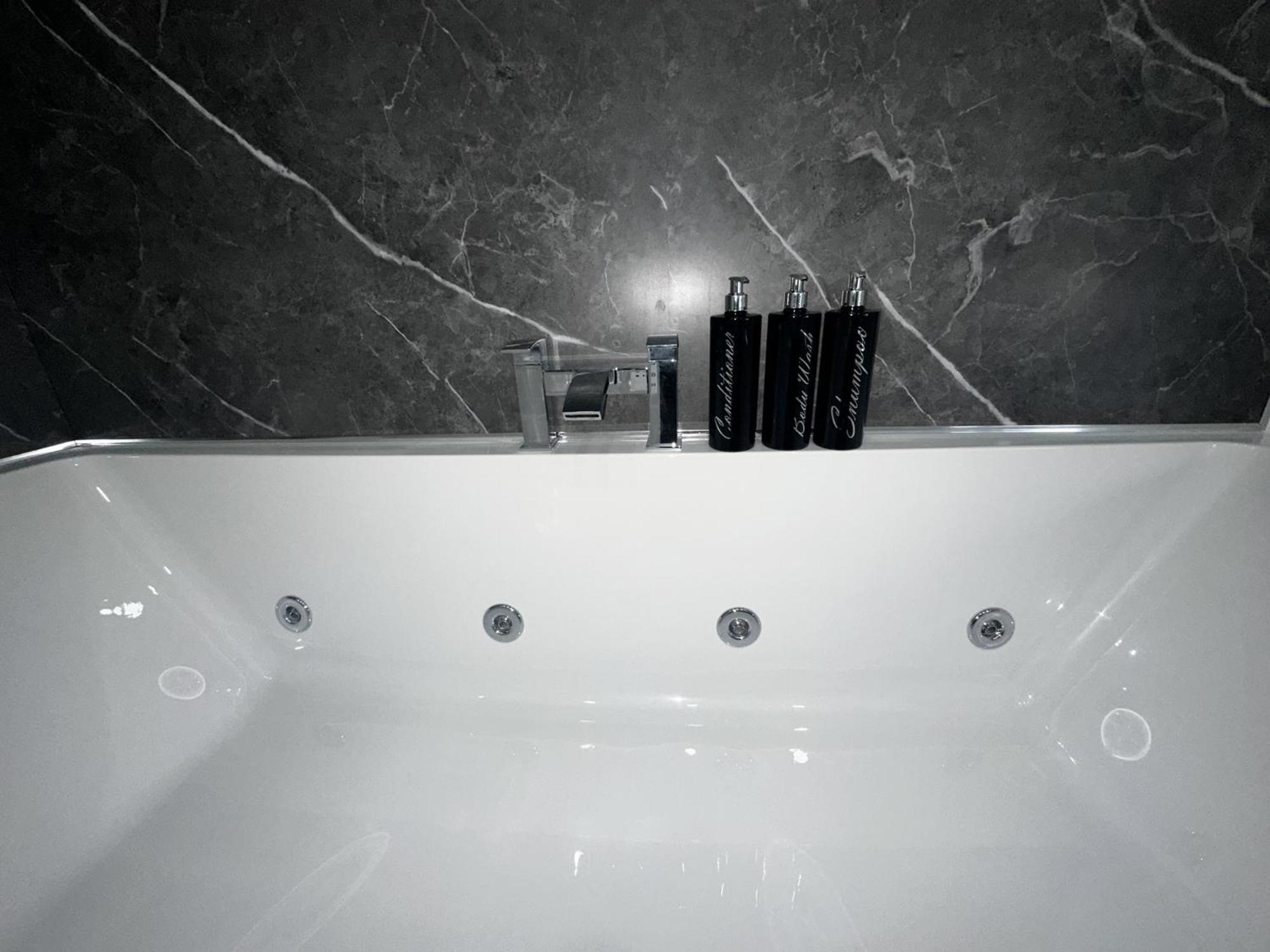New Osborne Luxury Hottub And Jacuzzi Suites Blackpool Habitación foto